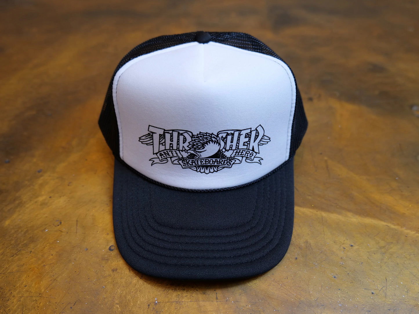 Boné Thrasher x Anti hero TRUCKER MAG BANNER White/Black