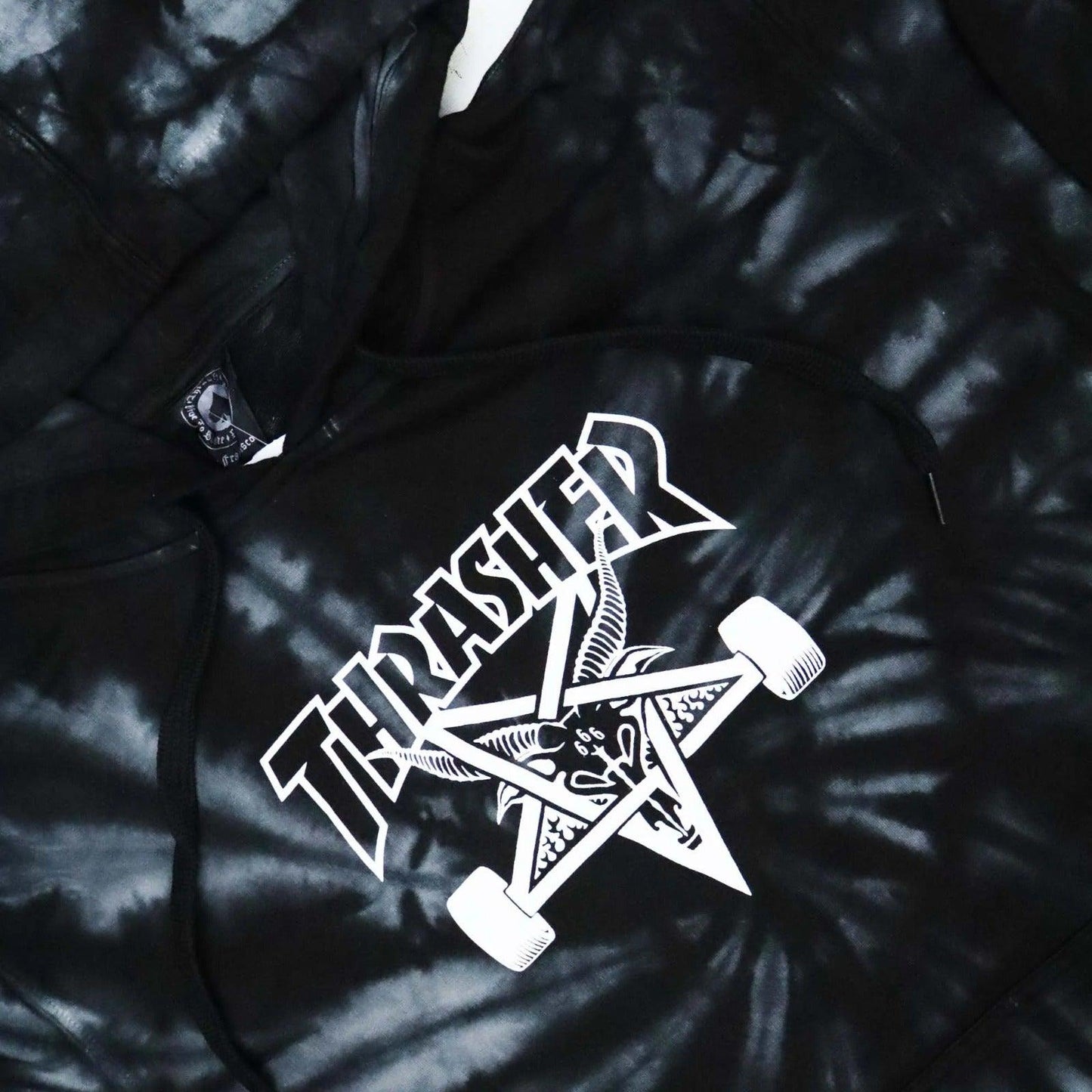 MOLETOM THRASHER MAGAZINE CANGURU SKATEGOAT - TIE DYE BLACK