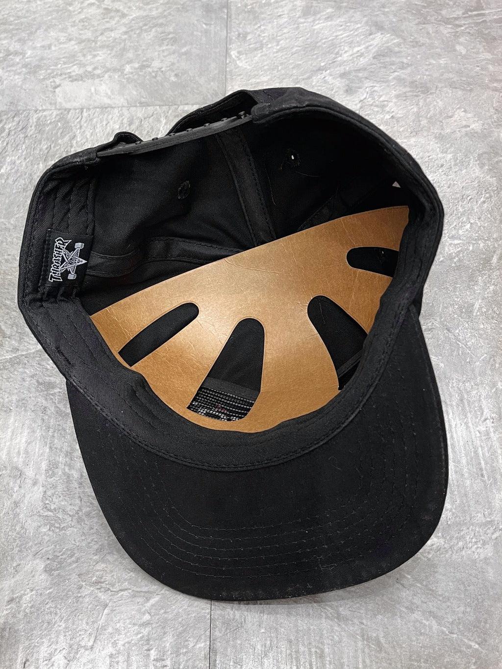 Boné Thrasher SnapBack Oval Script Logo - Black/Preto - Dreamin Shop BR